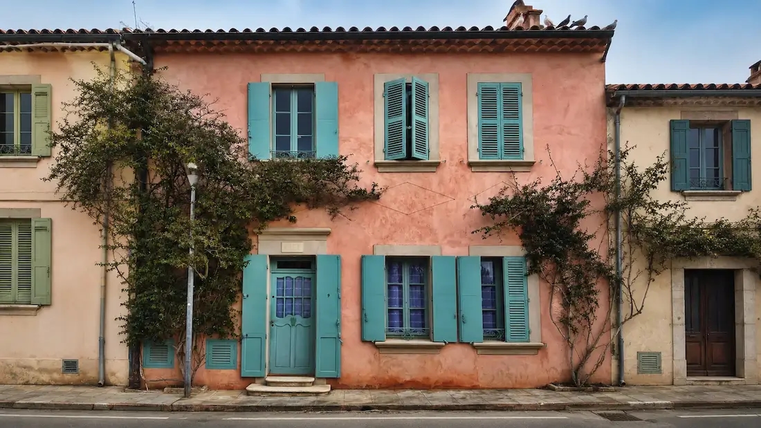 Fachada de casa estilo mediterráneo antes de la transformación exterior con IA